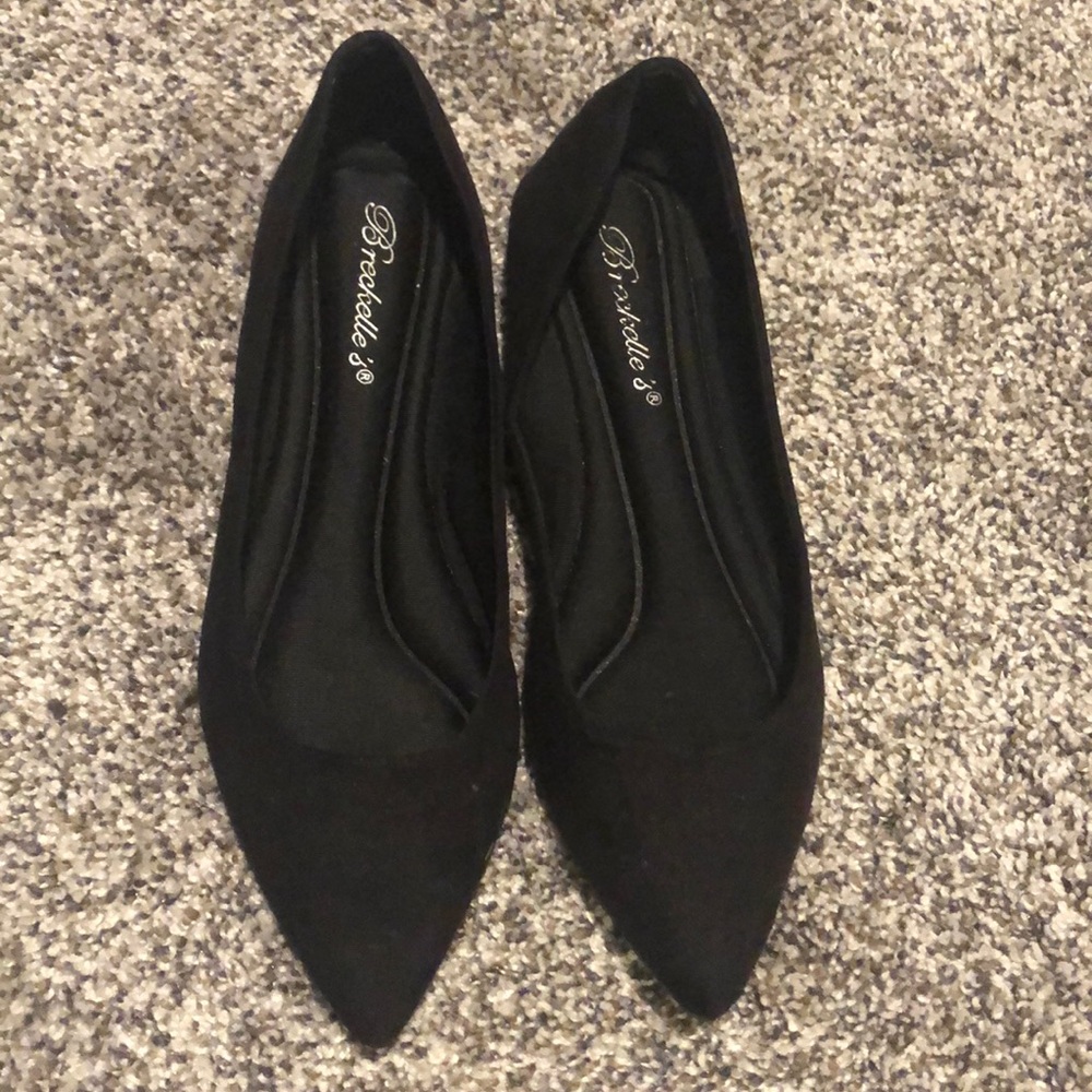 Breckelle’s black pointed flats